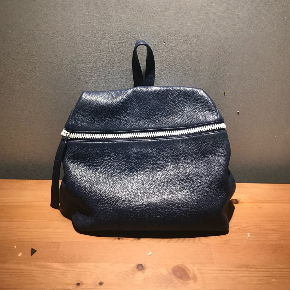 Kara backpack Medium Navy Blue with a white zipper